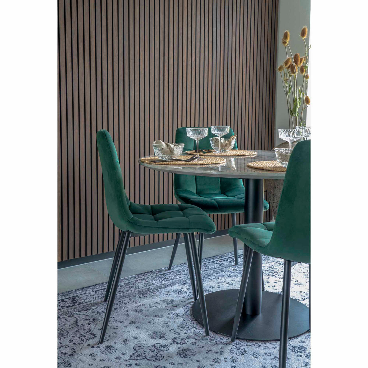 Esszimmerstuhl – Dunkelgrüner Samt, Schwarze Metallbeine, Gepolstert - Middelfart | House Nordic
