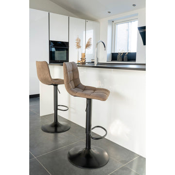 Barstuhl – Hellbraune Mikrofaser, Schwarze Metallbasis, Höhenverstellbare Sitzhöhe - Middelfart | House Nordic