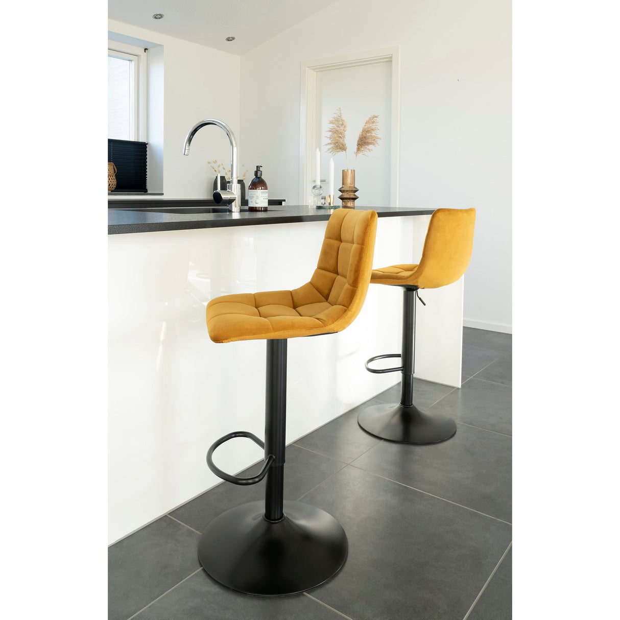 Barstuhl – Senfgelber Samt, Schwarze Metallbasis, Höhenverstellbar - Middelfart | House Nordic