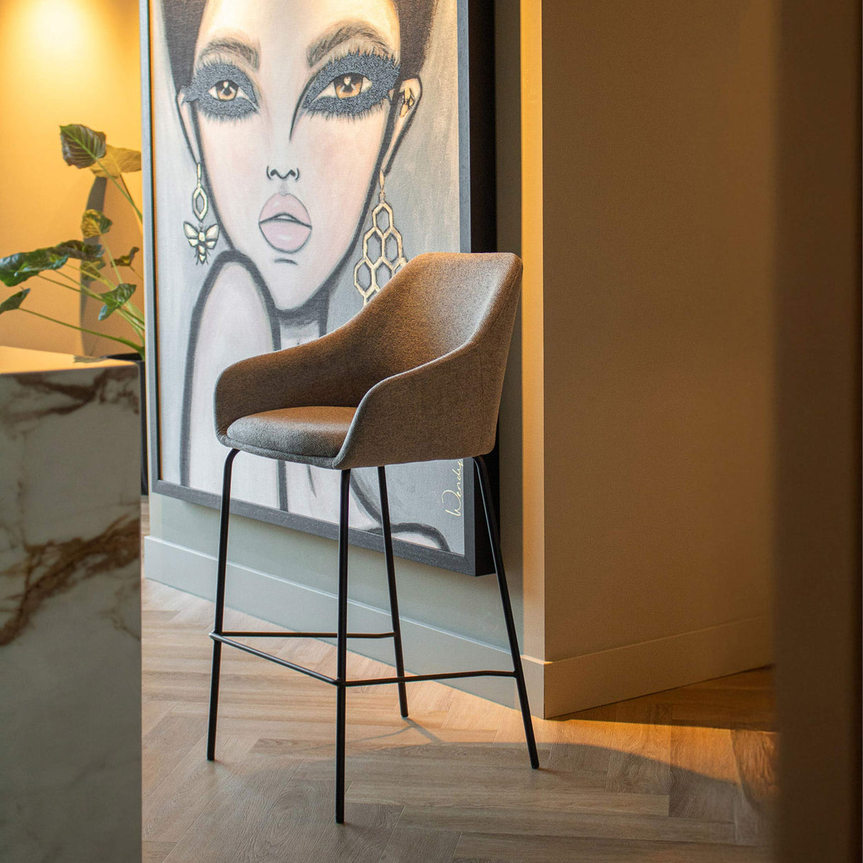 Bar Stool with Textured Fabric Upholstery, Armrests, Black Metal Frame, Comfortable Seat – Suus | Kick Collection