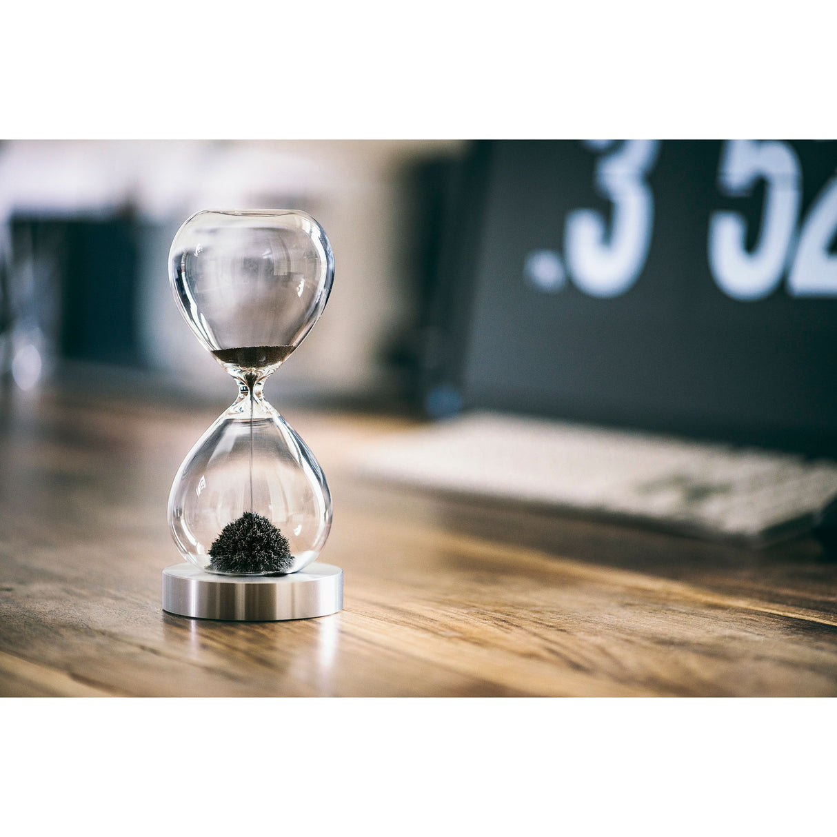 Sanduhr Magnetischer Ferritsand-Effekt, Silberner Sockel mit Formenbildung, Entspannungs-Timer Design – Lala | Philippi