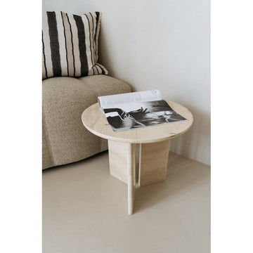 Beistelltisch – Travertinmarmor, Handgefertigte Verarbeitung, Polierte Oberfläche, Abgerundete Details – Jade | Studio Femme Home