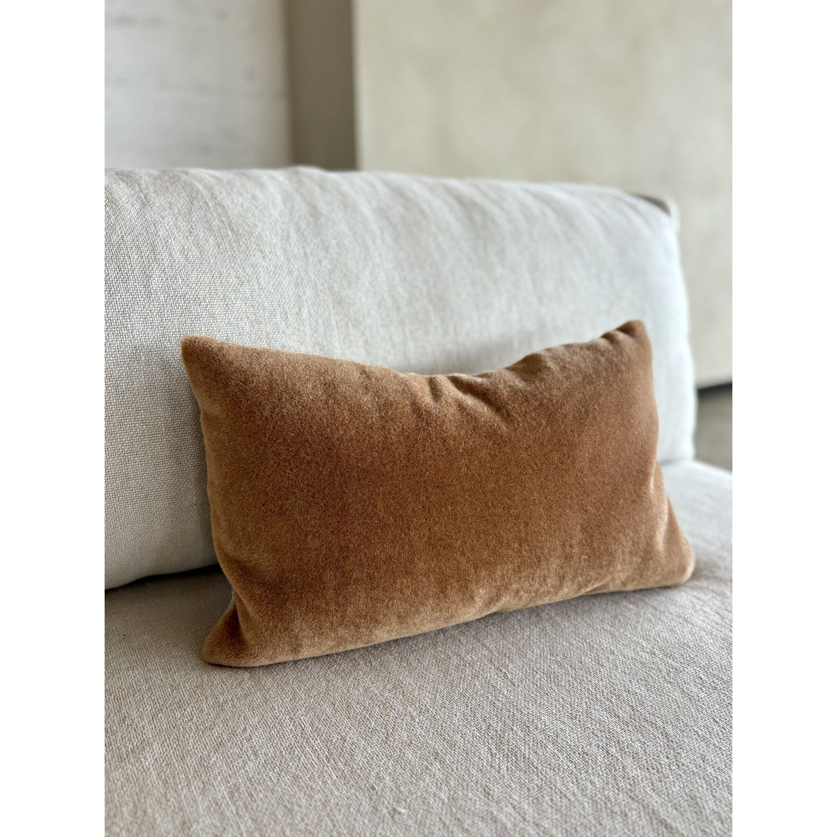 Kissenbezug – Mohair Velours, Modernes Design, Karamellfarbe, 50x30 cm - Amy | Studio Femme Home