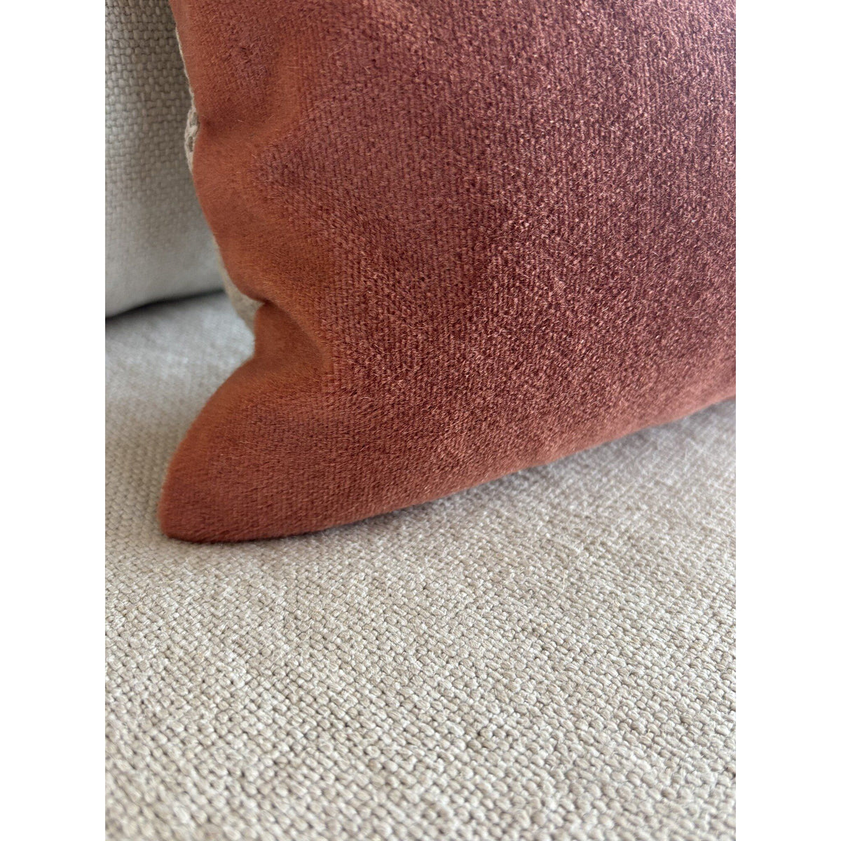 Kissenbezug – Satin Mohair Velours, Modernes Design, Terra Farbe - Sara | Studio Femme Home