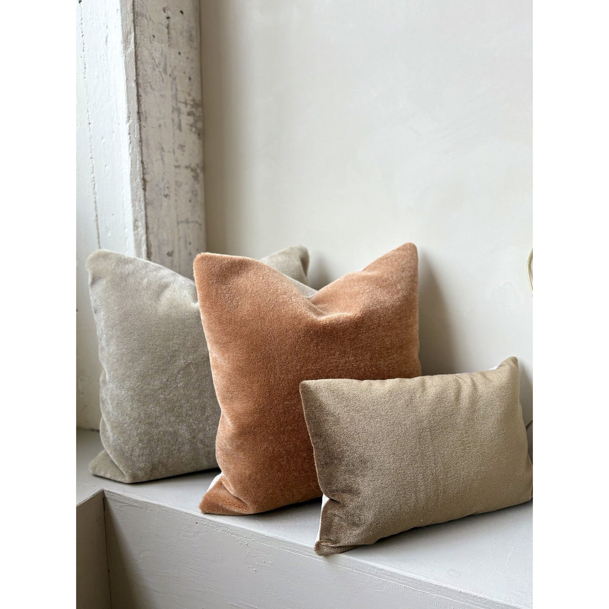 Kissenbezug – Satin Mohair Velours, Modernes Design, Tabakfarbe - Sara | Studio Femme Home