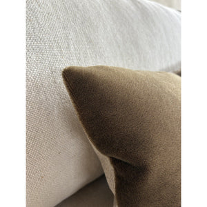 Kissenbezug – Satin Mohair Velours, Modernes Design, Tabakfarbe - Sara | Studio Femme Home
