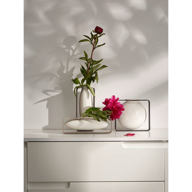 Vase mit schwebendem Metallrahmen und herausnehmbarem Keramikkorpus – Float | Philippi