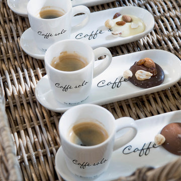 Tassen - und Untertassen - Set aus Porzellan mit Text, 85 ml, 1 Stück – Caffè Solo 2 - teilig | Rivièra Maison - Esszett Luxury | Stilvolles Wohnen mit Charakter