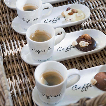 Tassen - und Untertassen - Set aus Porzellan mit Text, 85 ml, 1 Stück – Caffè Solo 2 - teilig | Rivièra Maison - Esszett Luxury | Stilvolles Wohnen mit Charakter