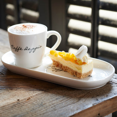 Tassen - und Untertassen - Set aus Porzellan mit Text, 85 ml, 2 Stück – Caffè Solo 2 - teilig | Rivièra Maison - Esszett Luxury | Stilvolles Wohnen mit Charakter