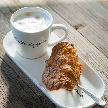Tassen - und Untertassen - Set aus Porzellan mit Text, 85 ml, 2 Stück – Caffè Solo 2 - teilig | Rivièra Maison - Esszett Luxury | Stilvolles Wohnen mit Charakter