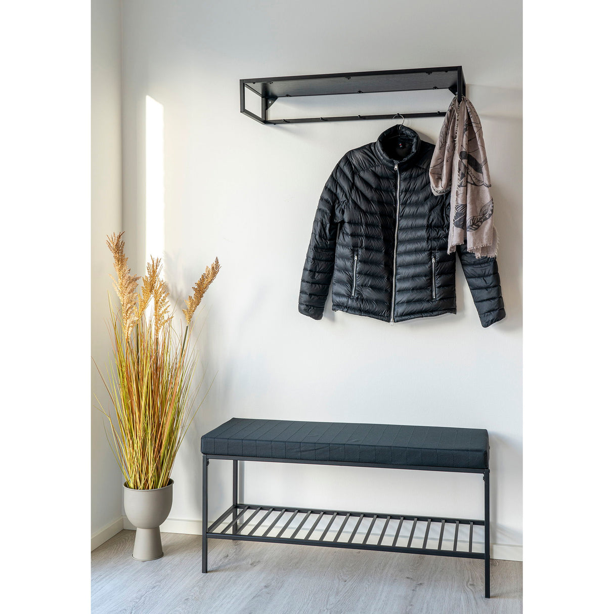 Integrierte Ablage, Weich Gepolstert, Schwarzes Metallgestell - Vita | House Nordic