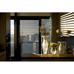 Vase mit schwebendem Glasdesign, matt-klar Kontrast und handgefertigter Verarbeitung – Esmeralda| Philippi