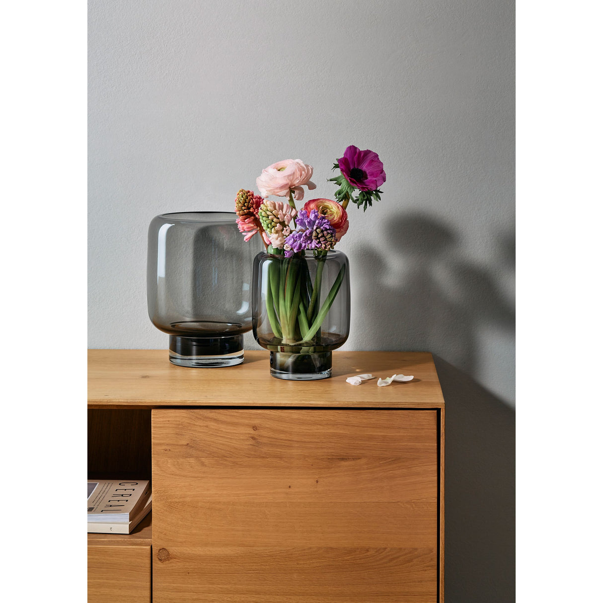 Vase & Windlicht mit abgedunkeltem grau-braunem Glas und multifunktionalem Design – Vejle | Philippi