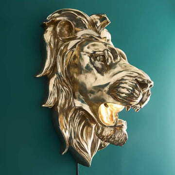 WERNS Wandleuchte King Lion ansicht von der Seite an einer grünen Wand montiert