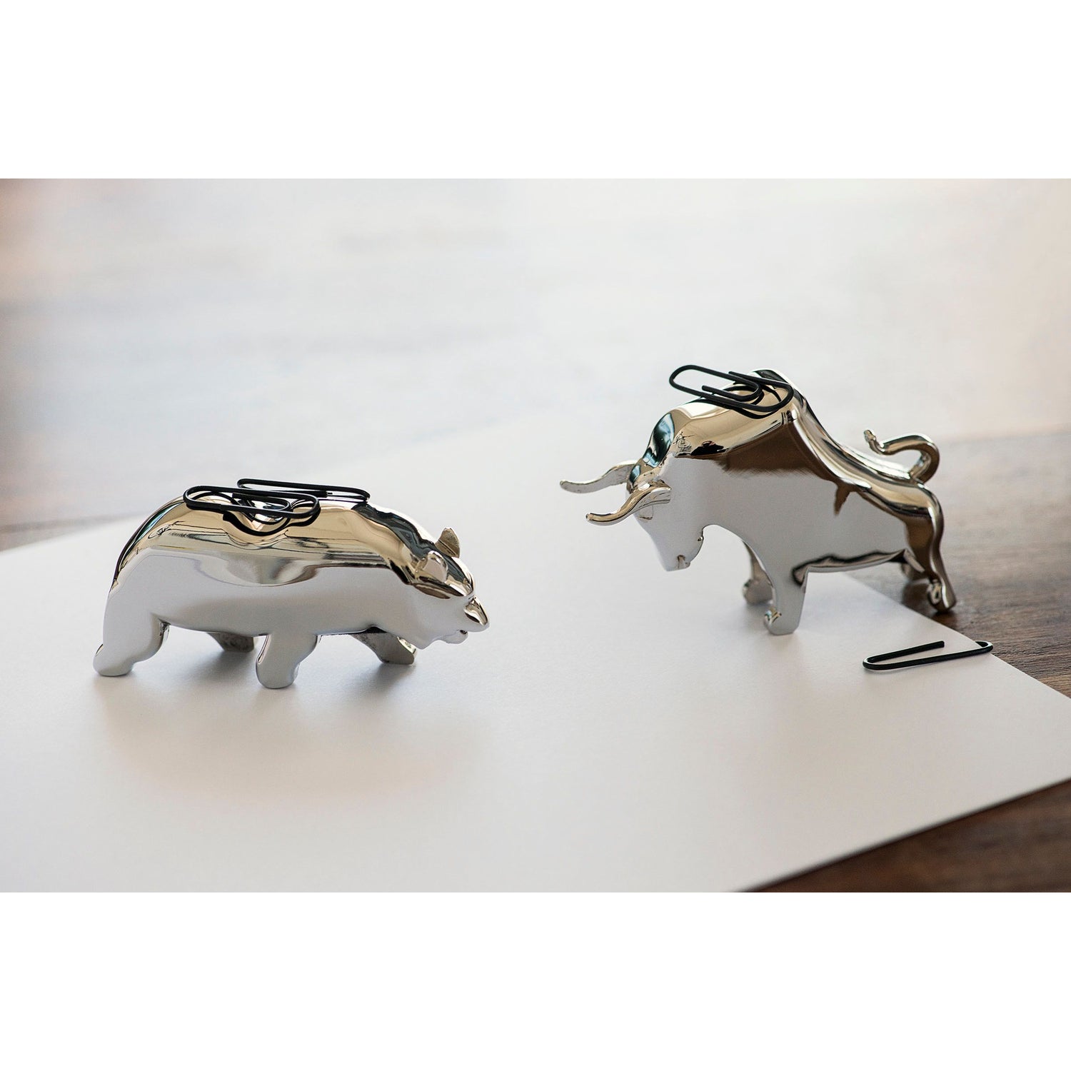 Büroklammerhalter Poliertes Nickel, Magnetisches Innenleben, Bullen-&-Bären-Design – Bull & Bear | Philippi