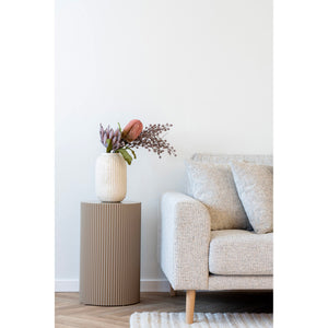 Beistelltisch – Dunkelsand, Geriffelte Oberfläche, 50 cm Höhe - Farense | House Nordic