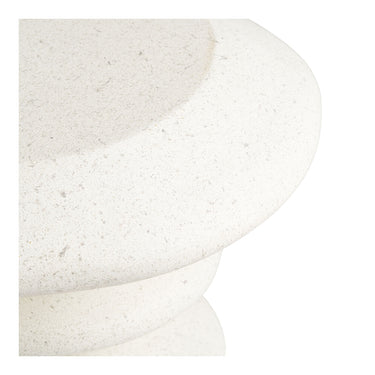 Beistelltisch – skulpturale Form, mineralische Oberfläche, moderne Materialanmutung – Blackburn | House Nordic