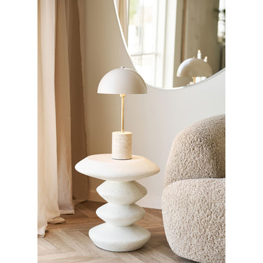 Beistelltisch – skulpturale Form, mineralische Oberfläche, moderne Materialanmutung – Blackburn | House Nordic