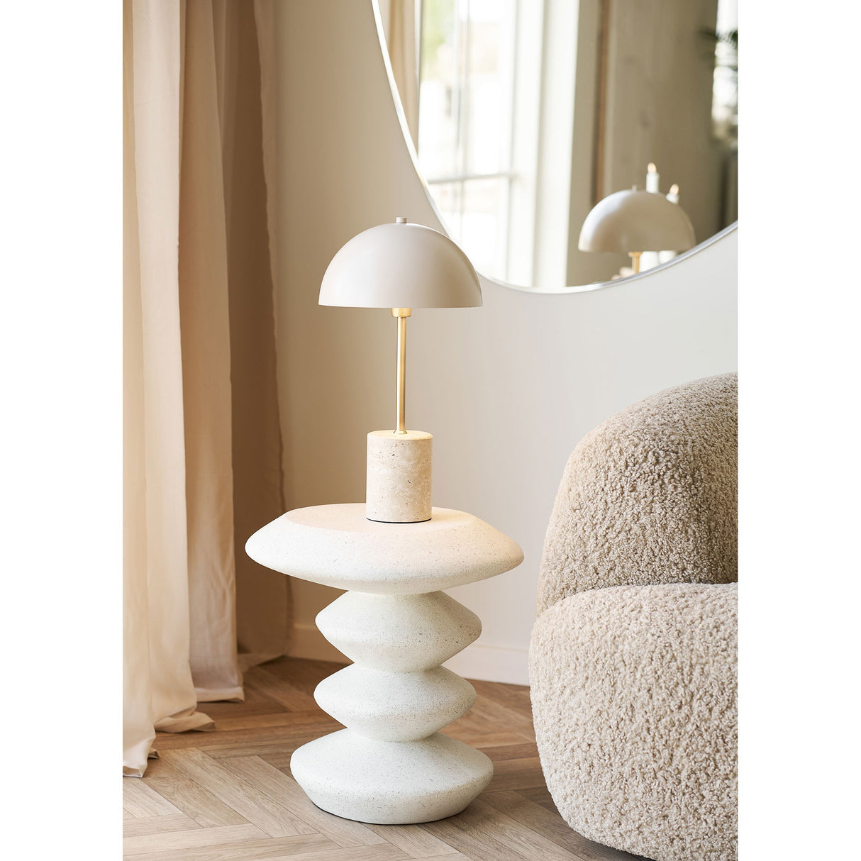 Beistelltisch – Weißer Faserbeton, skulpturale Form, 45 cm hoch - Blackburn | House Nordic