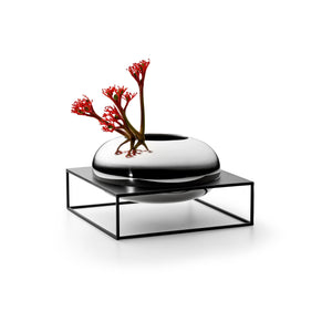 Vase mit schwebendem Würfelstand, Sanften organischen Kurven, Modernem skulpturalem Design – Solero | Philippi