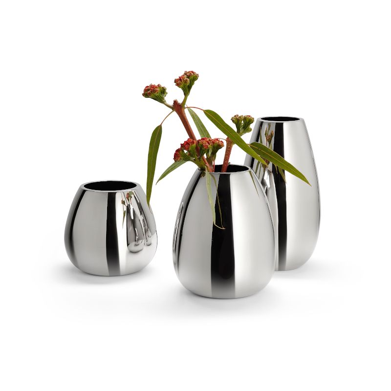 Vase aus verchromtem Metall, Robuste Schwerfuß-Konstruktion, Modernes bauchiges Design – Anais | Philippi