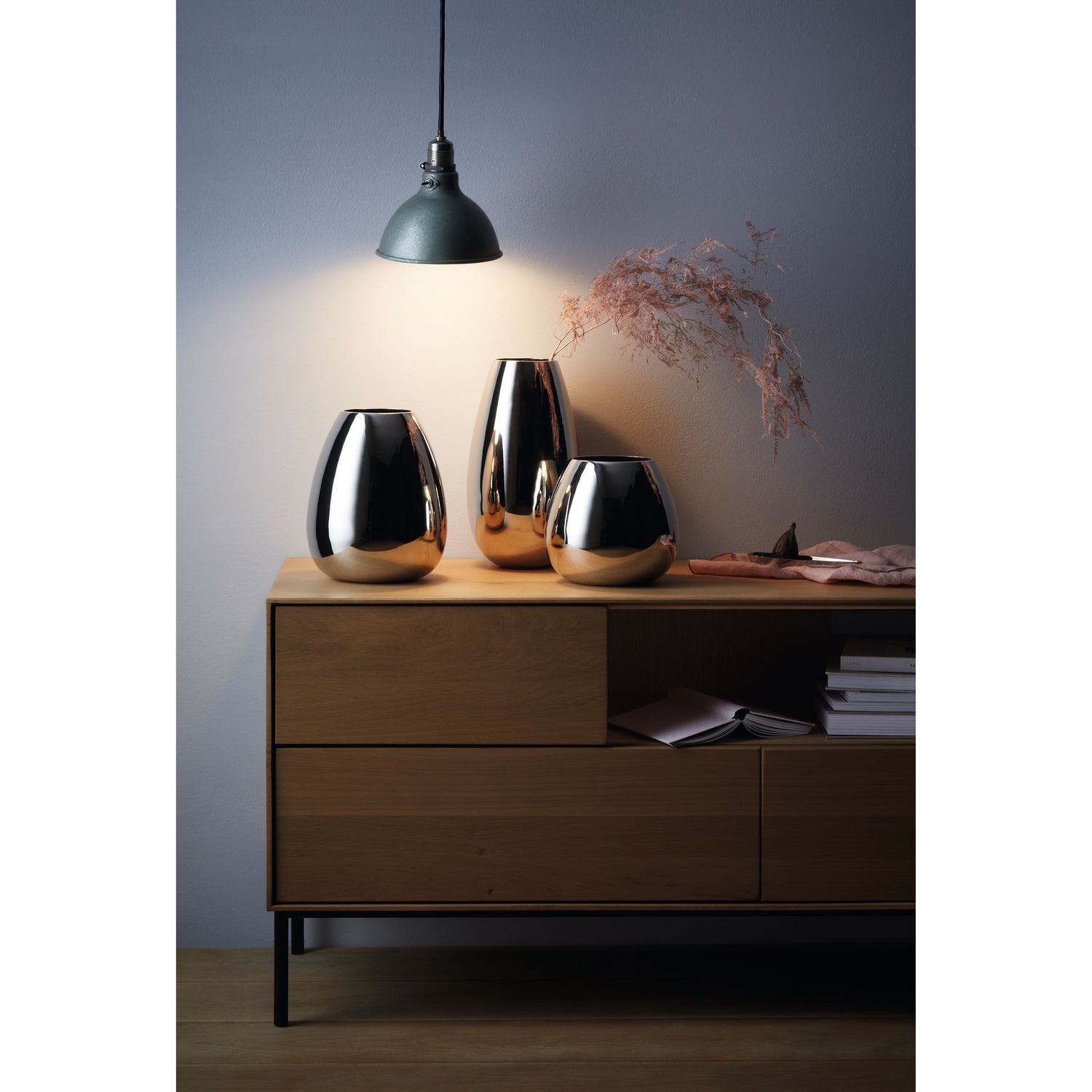 Vase aus verchromtem Metall, Robuste Schwerfuß-Konstruktion, Modernes bauchiges Design – Anais | Philippi