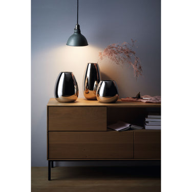 Vase aus verchromtem Metall, Robuste Schwerfuß-Konstruktion, Modernes bauchiges Design – Anais | Philippi