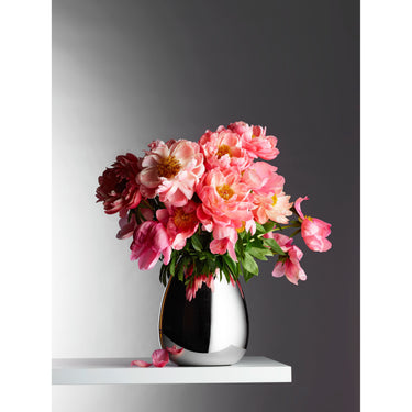 Vase aus verchromtem Metall, Robuste Schwerfuß-Konstruktion, Modernes bauchiges Design – Anais | Philippi