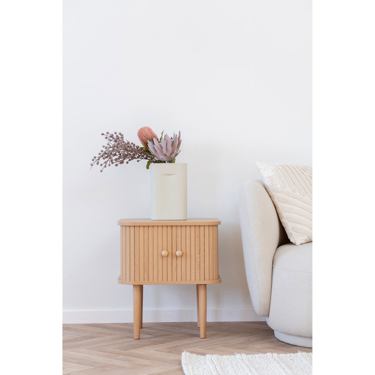 Beistelltisch – Kiefer, 2 Türen, 50,5 cm hoch - Nikko | House Nordic
