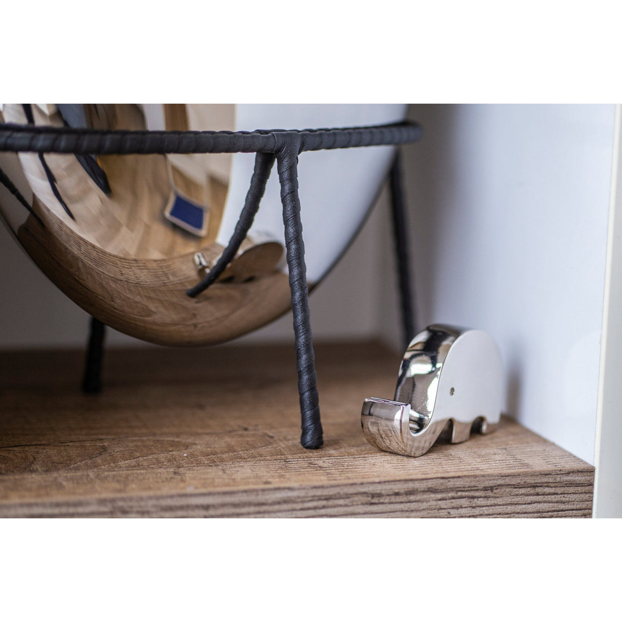 Handyhalter Elefanten-Design, Extra-Breiter Balancier-Rüssel, Dekoratives Schreibtisch-Accessoire – Tambo | Philippi