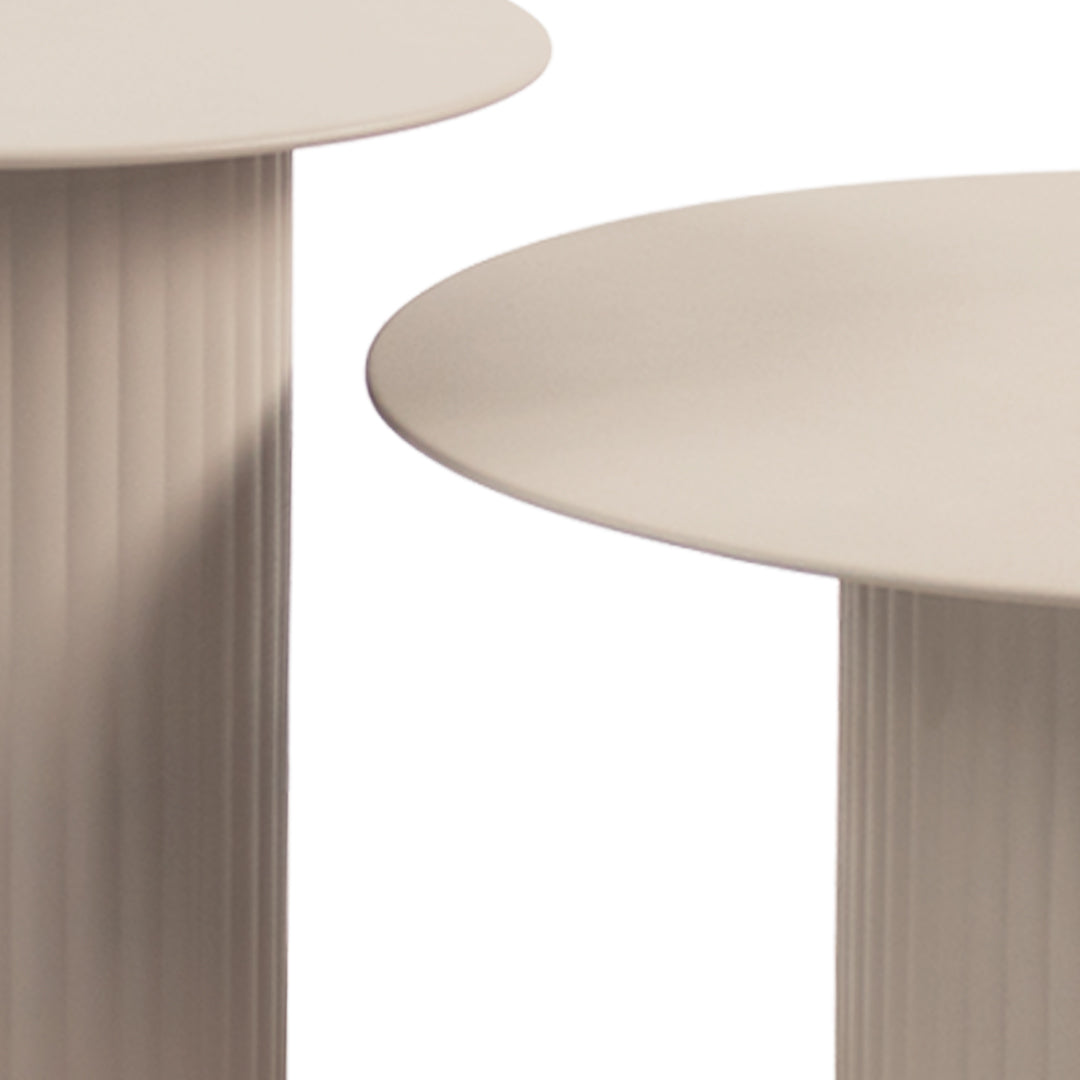 Beistelltisch – Metall Material, Geripptes Gestell, Beige Farbe, L - Tilo | Kick