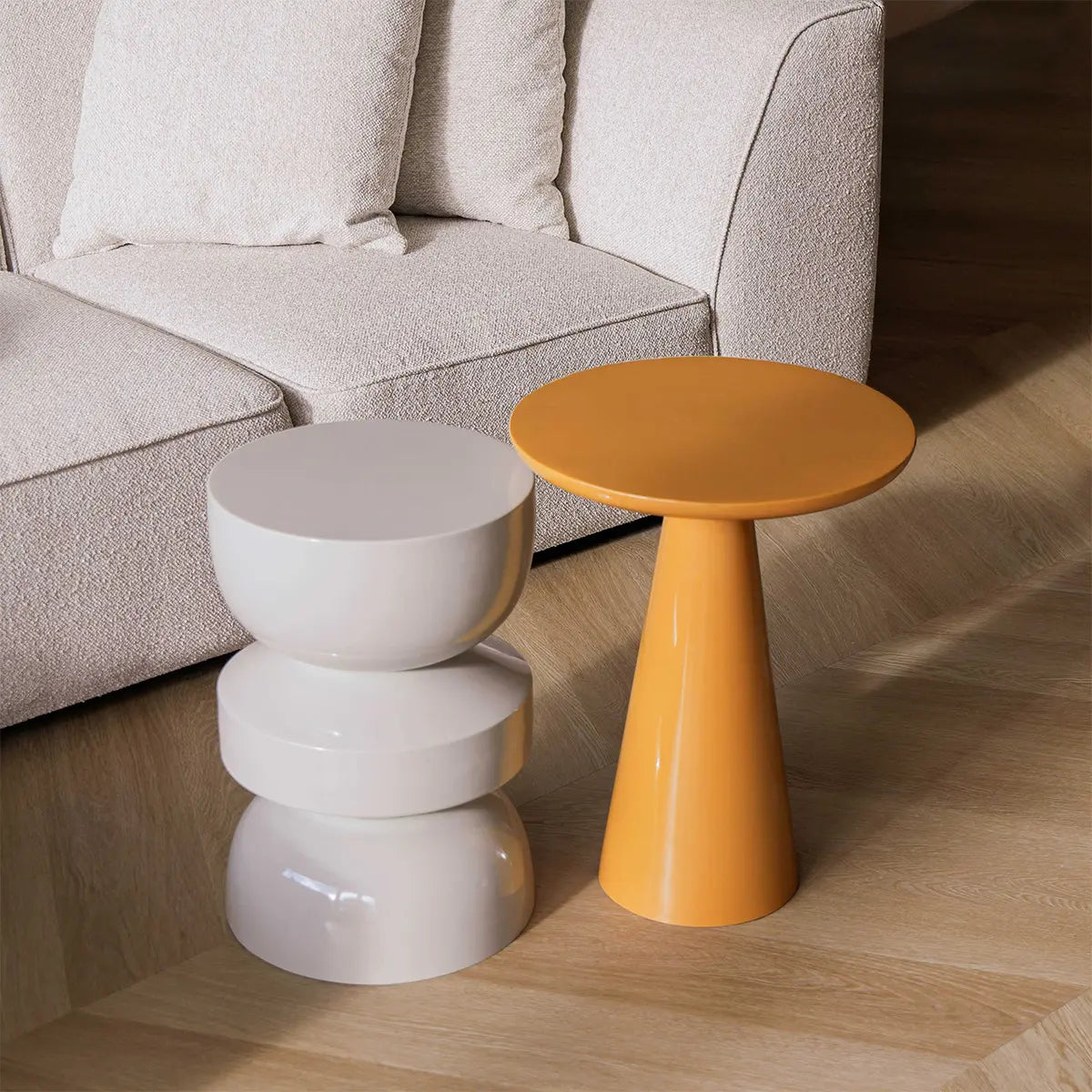 Beistelltisch – Beige Farbe, Glänzende Oberfläche, Skulpturales Design - Esra | Kick Collection