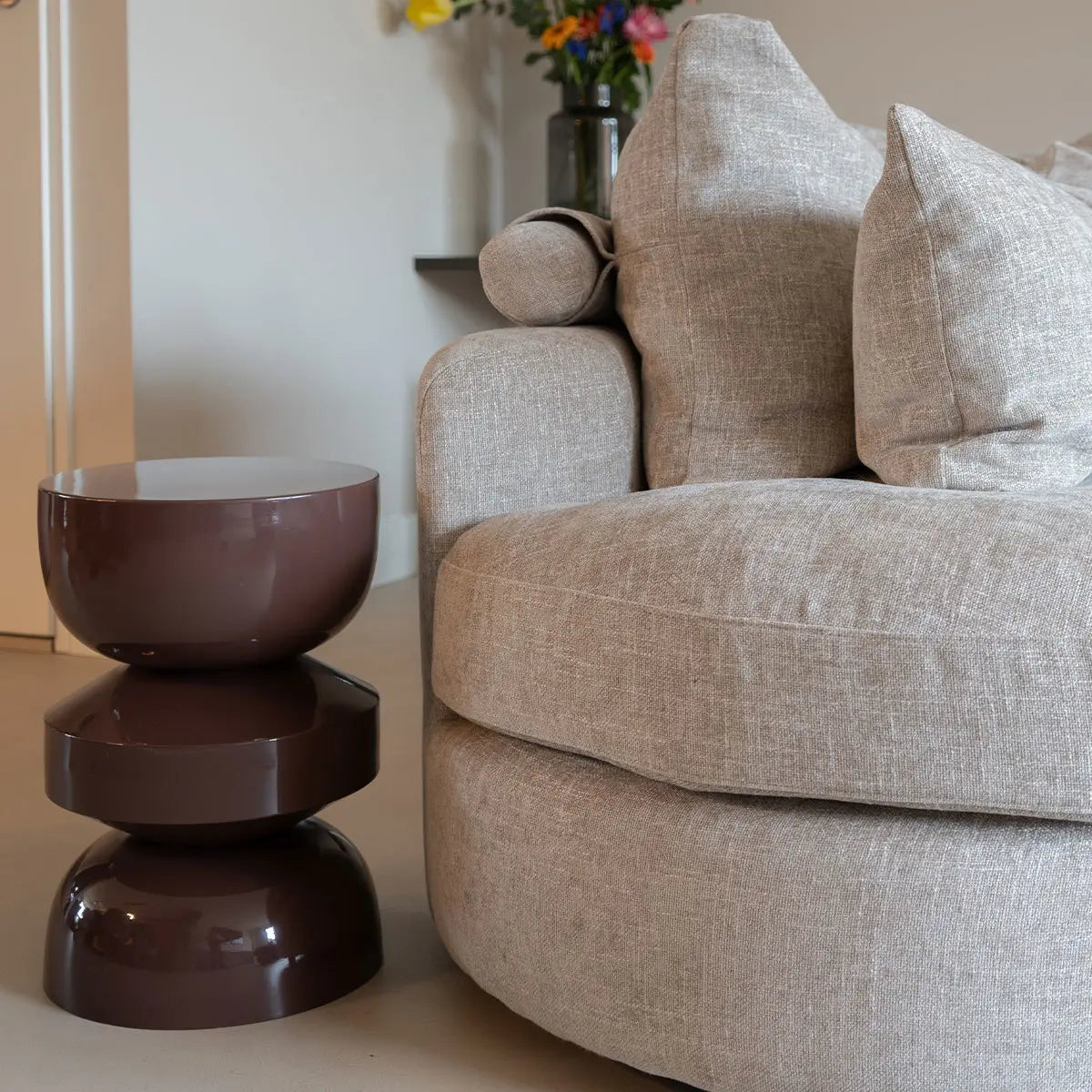 Beistelltisch – Beige Farbe, Glänzende Oberfläche, Skulpturales Design - Esra | Kick Collection