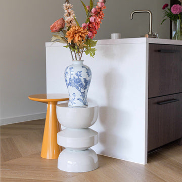 Beistelltisch – Ockergelbe Farbe, Glänzende Oberfläche, Skulpturales Design - Esra | Kick Collection