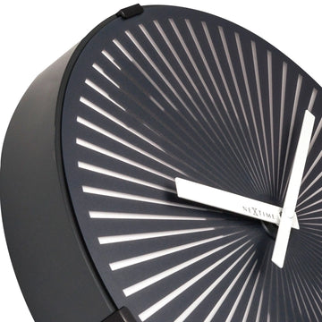 Wanduhr – Bewegender Mann, Robustes Kunststoff, Verspieltes Design | NeXtime