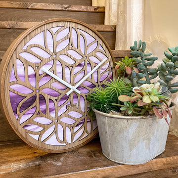 Wanduhr – Florales Holz, Sanfte Farben, Stilles Werk - Yogi | NeXtime