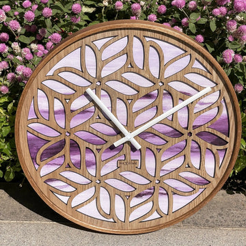 Wanduhr – Florales Holz, Sanfte Farben, Stilles Werk - Yogi | NeXtime