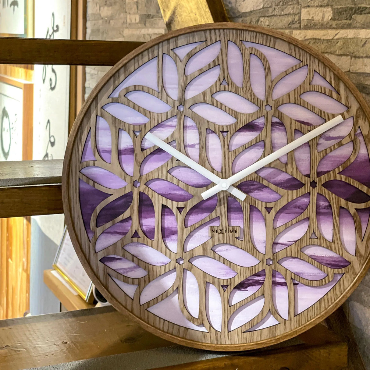 Wanduhr – Florales Holz, Sanfte Farben, Stilles Werk - Yogi | NeXtime