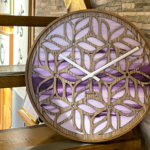 Wanduhr – Florales Holz, Sanfte Farben, Stilles Werk - Yogi | NeXtime
