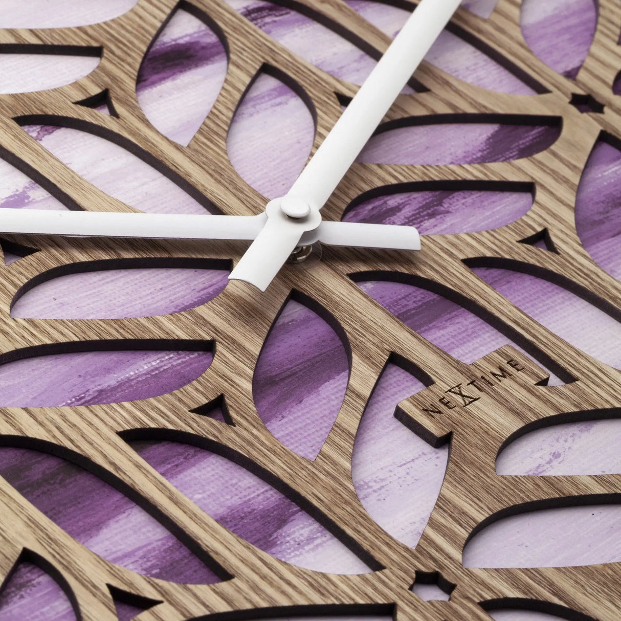 Wanduhr – Florales Holz, Sanfte Farben, Stilles Werk - Yogi | NeXtime