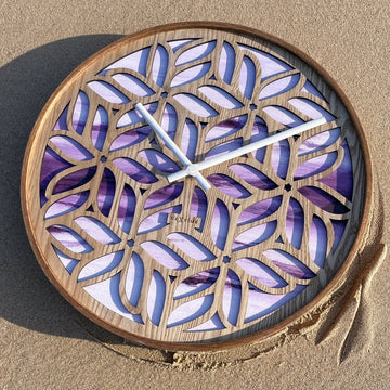 Wanduhr – Florales Holz, Sanfte Farben, Stilles Werk - Yogi | NeXtime