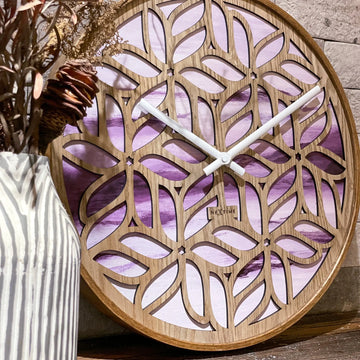 Wanduhr – Florales Holz, Sanfte Farben, Stilles Werk - Yogi | NeXtime