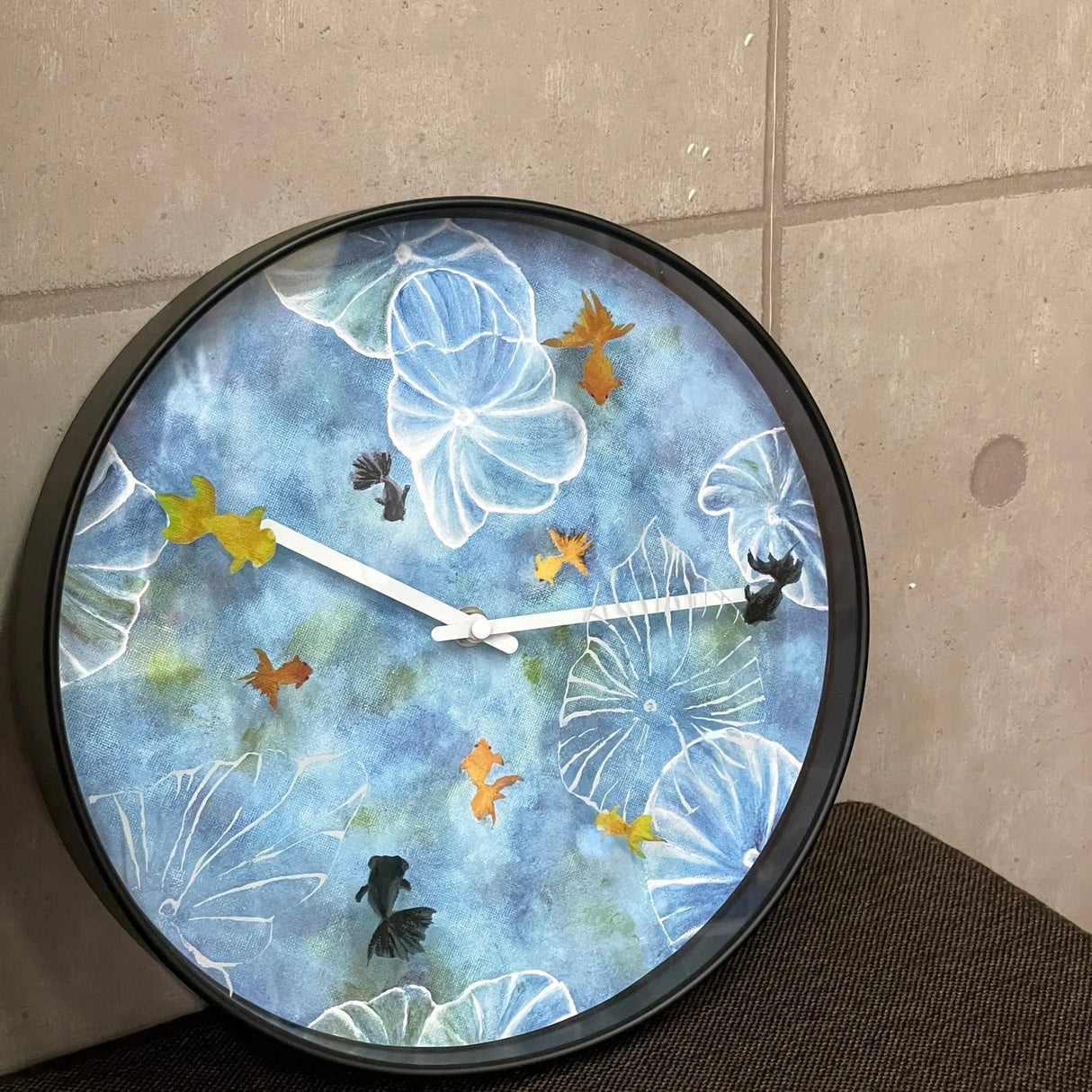 Wanduhr – Goldfischmotiv, Lotusmuster, Stilles Werk - Pond | NeXtime