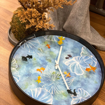 Wanduhr – Goldfischmotiv, Lotusmuster, Stilles Werk - Pond | NeXtime