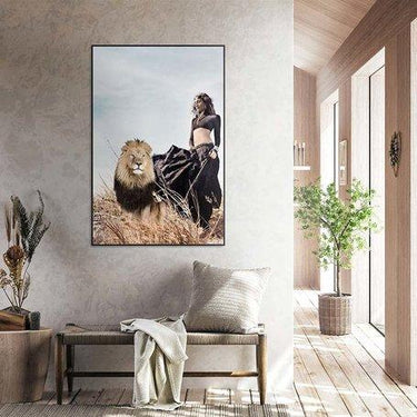 Wandbild aus mit strukturierter Oberfläche künstlerischer Glasveredelung und zeitlosem Motiv – Lion Queen | PTMD - Esszett Luxury | Stilvolles Wohnen mit Charakter