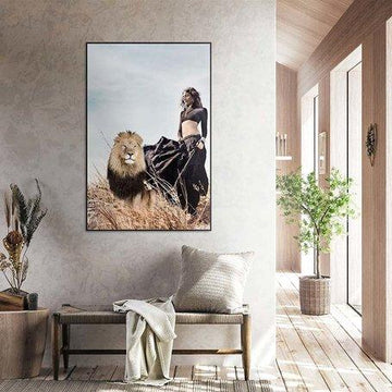 Wandbild aus mit strukturierter Oberfläche künstlerischer Glasveredelung und zeitlosem Motiv – Lion Queen | PTMD - Esszett Luxury | Stilvolles Wohnen mit Charakter