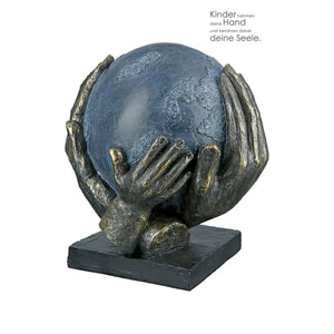 Skulptur – Bronzefarbener Ball, Graue Akzente, Höhe 19 cm - Save the World | Gilde