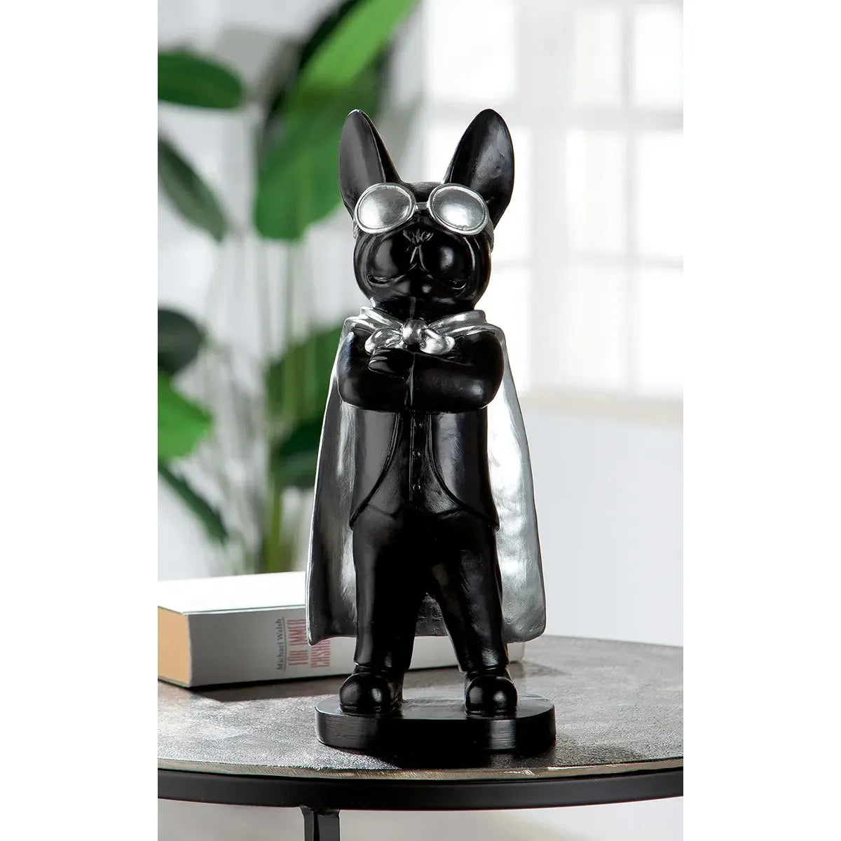 Dekofigur – Schwarze Bulldogge, Silberfarbener Akzent, Höhe 32,5 cm - Hero Dog | Gilde