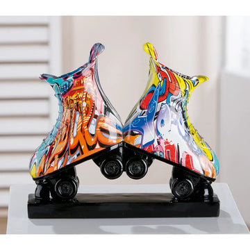 Skulptur – Mehrfarbiges Graffiti, Rollschuh Motiv, Schwarze Akzente, 21 cm - Street Art | Gilde